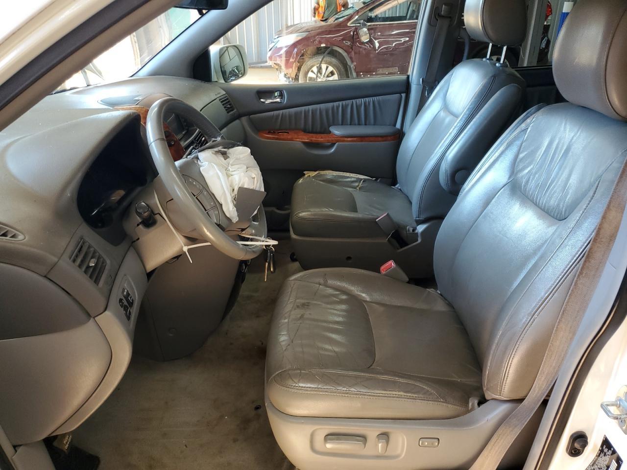 2010 Toyota Sienna Xle - Image 7
