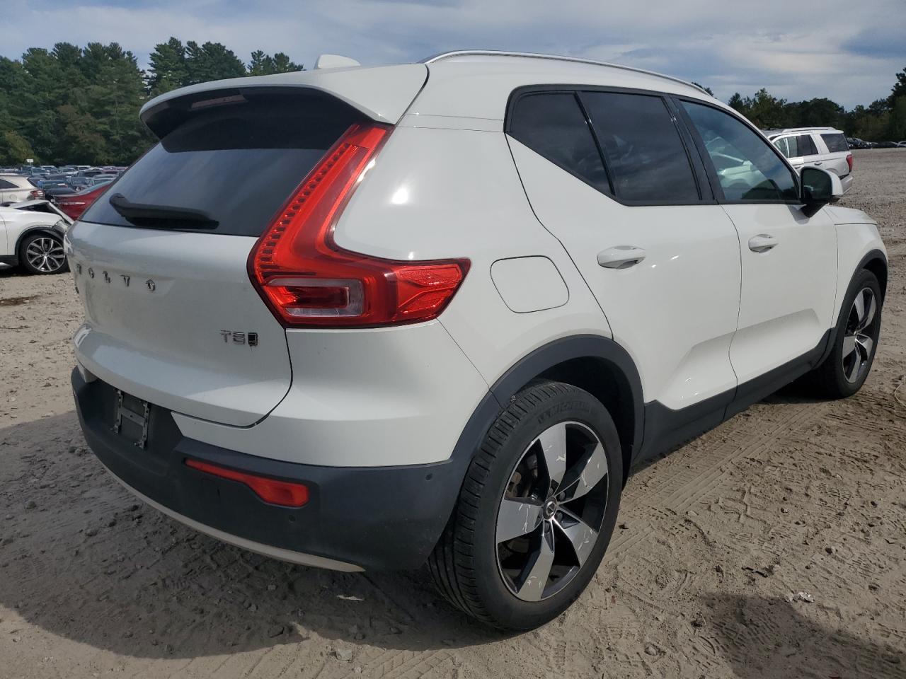 2019 Volvo Xc40 T5 Momentum - Фото 3