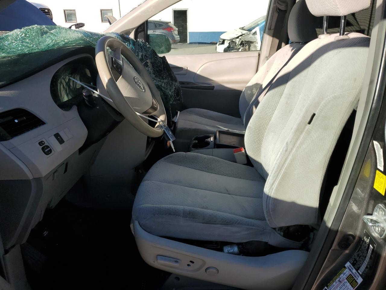 2011 Toyota Sienna - Image 7