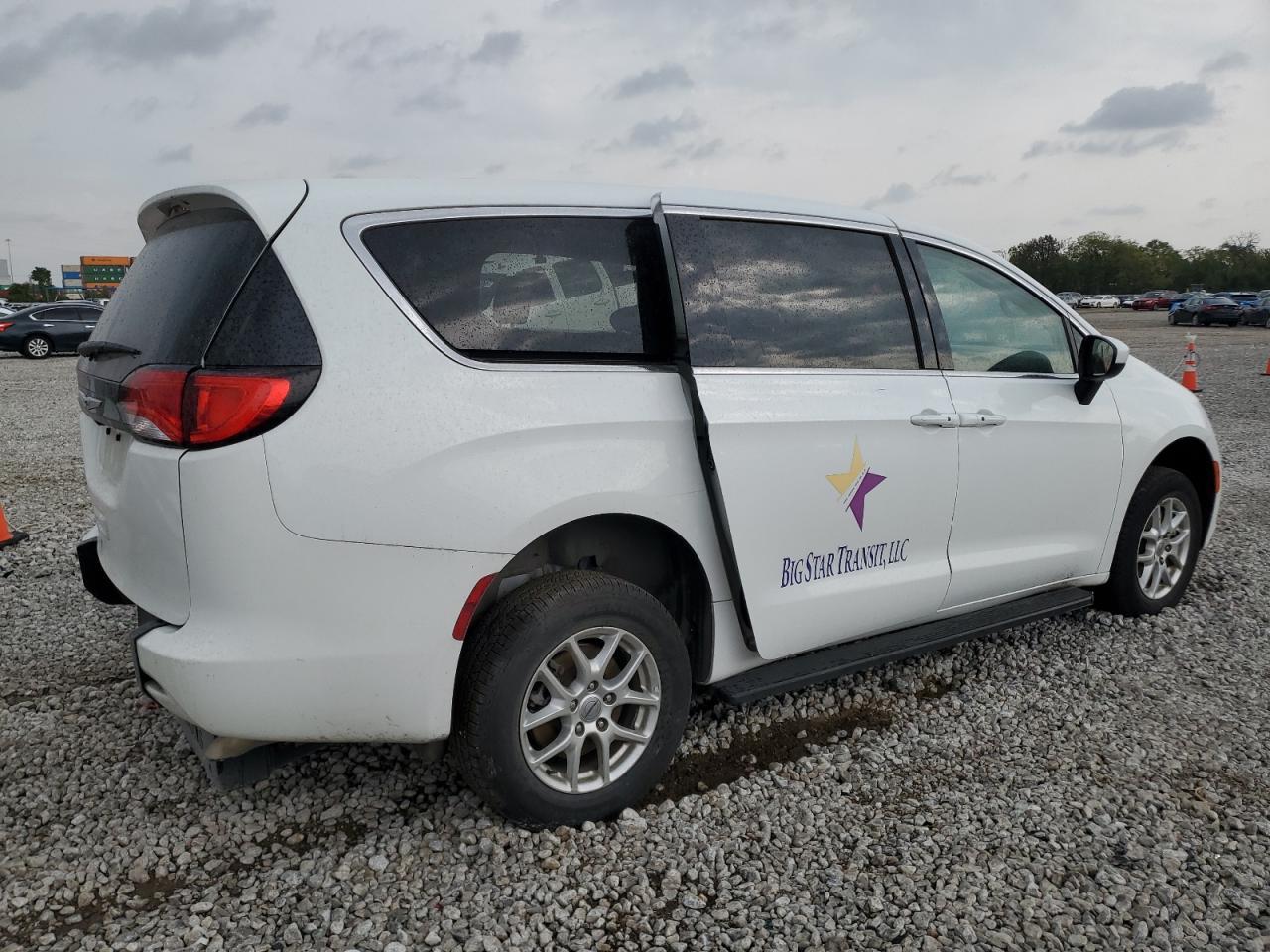 2022 Chrysler Voyager Lx - Image 3