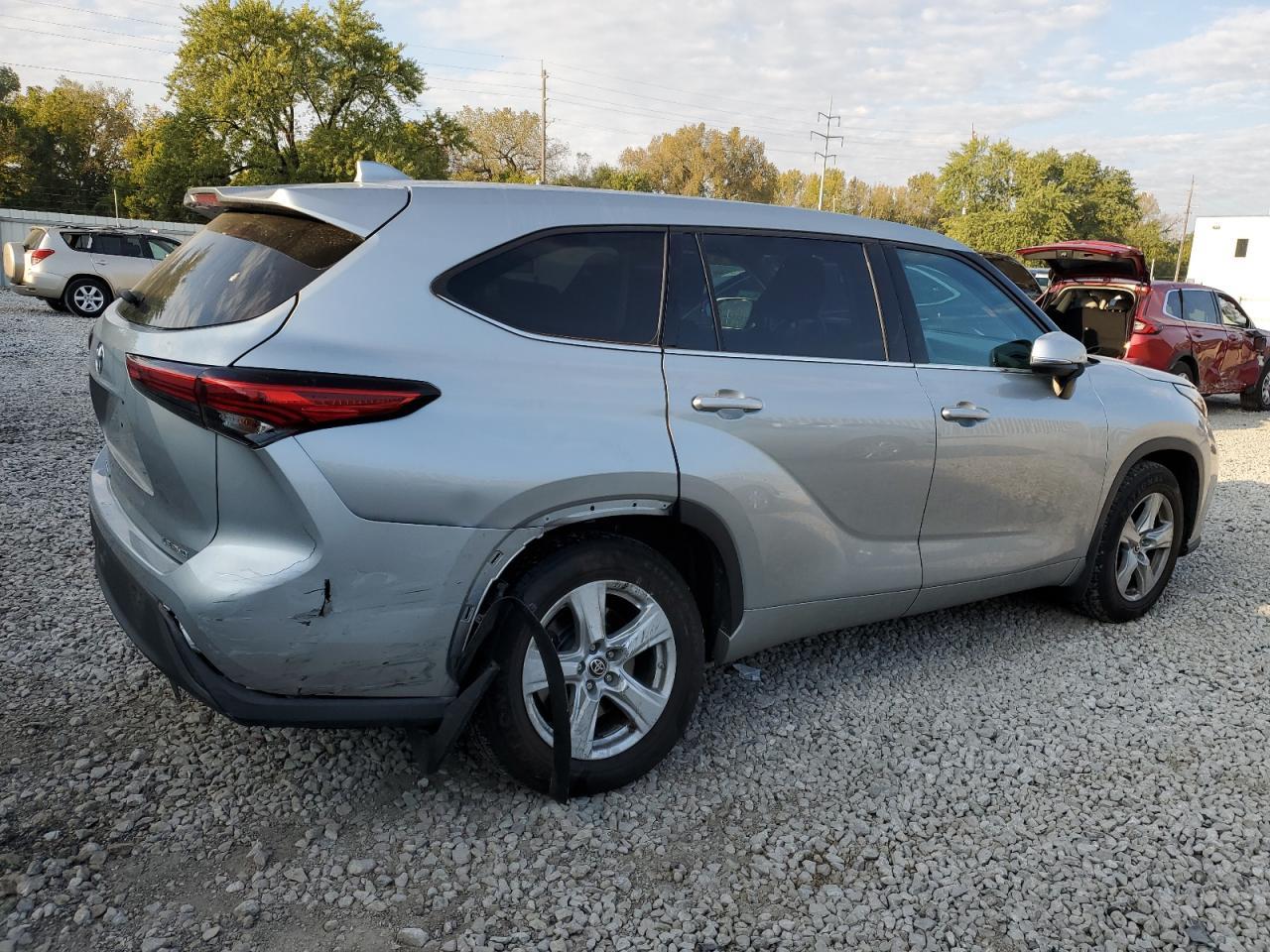 2021 Toyota Highlander L - Image 3