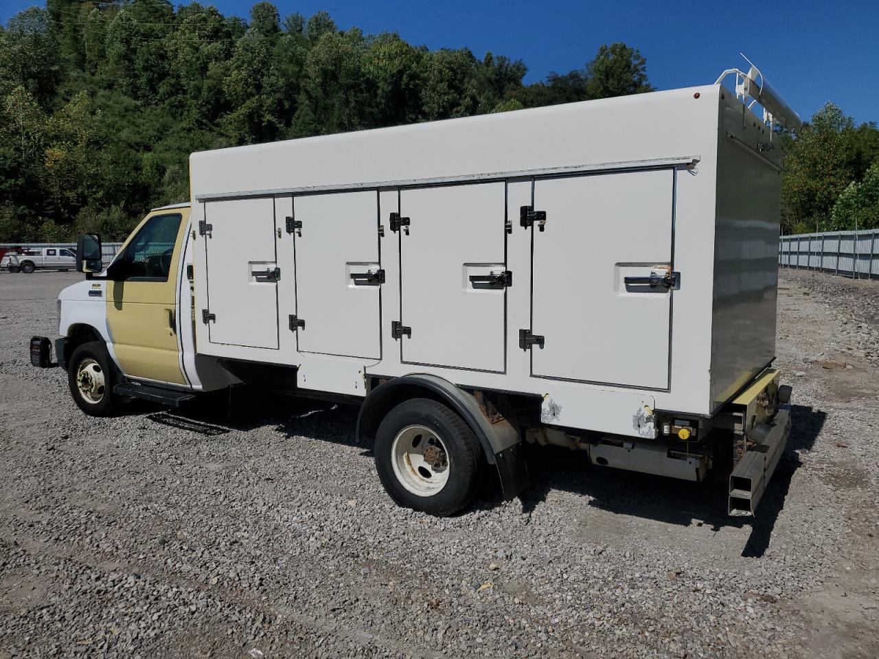 2019 Ford Econoline E450 Super Duty Cutaway Van - Image 2