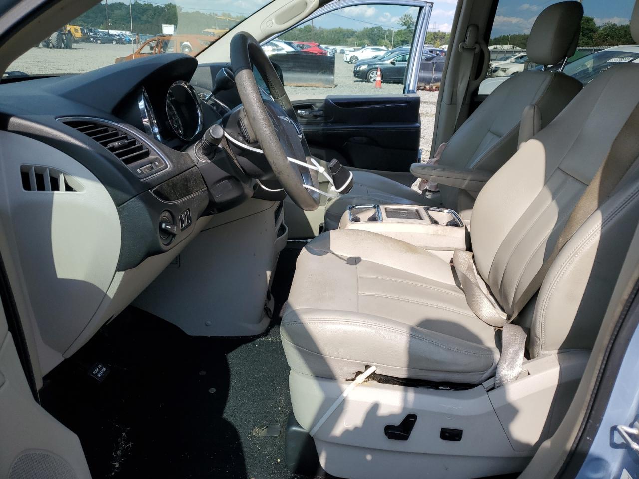 2013 Chrysler Town & Country Touring - Image 7
