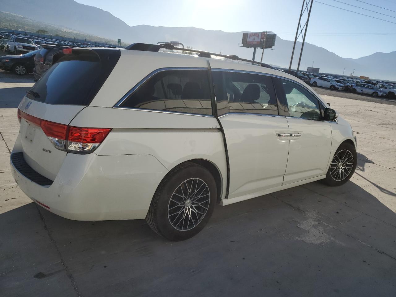 2016 Honda Odyssey Touring - Image 3