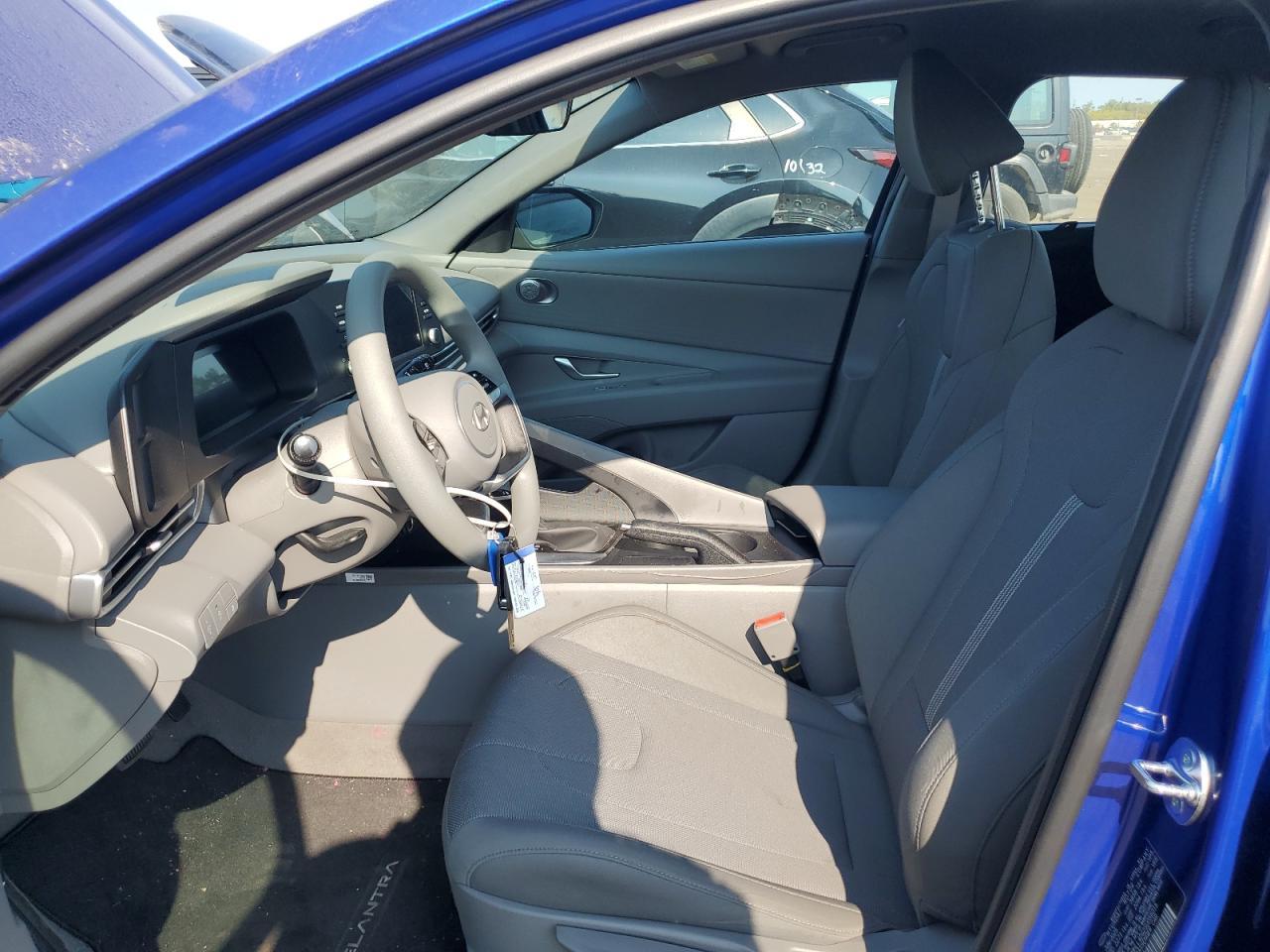 2025 Hyundai Elantra Se - Image 7