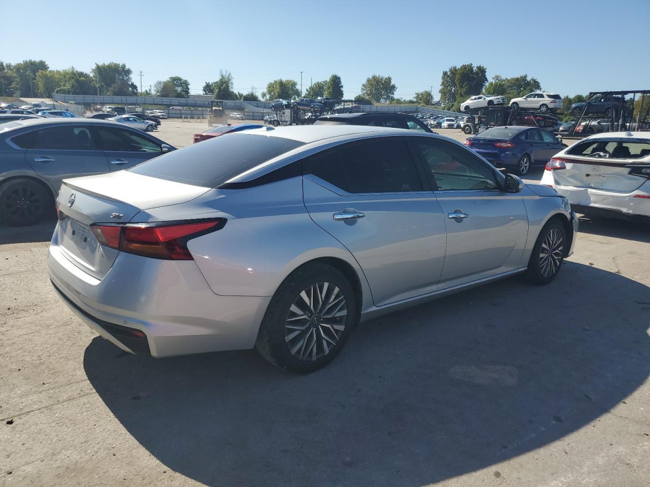 2023 Nissan Altima Sv - Image 3