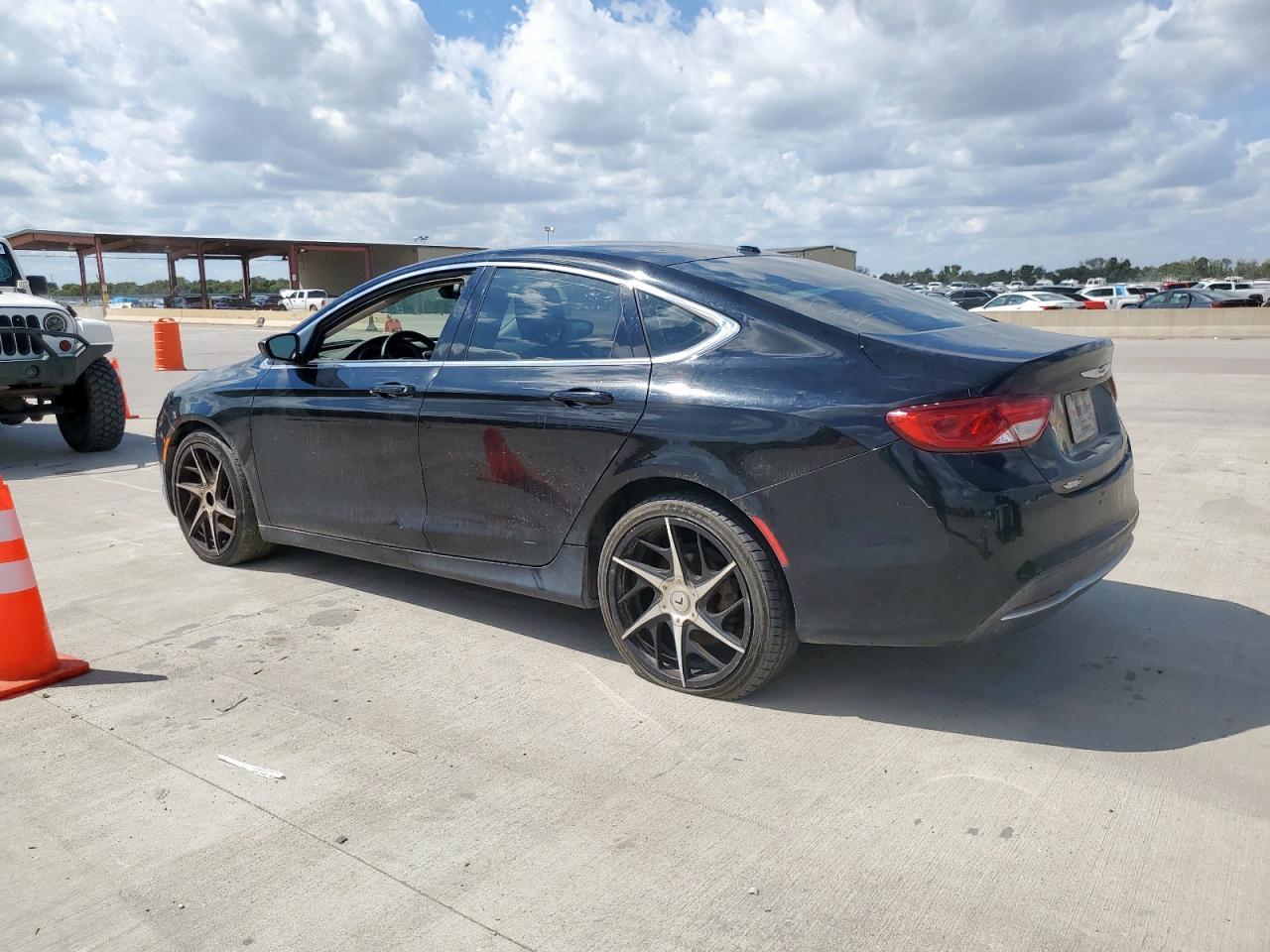 2015 Chrysler 200 Limited - Фото 2