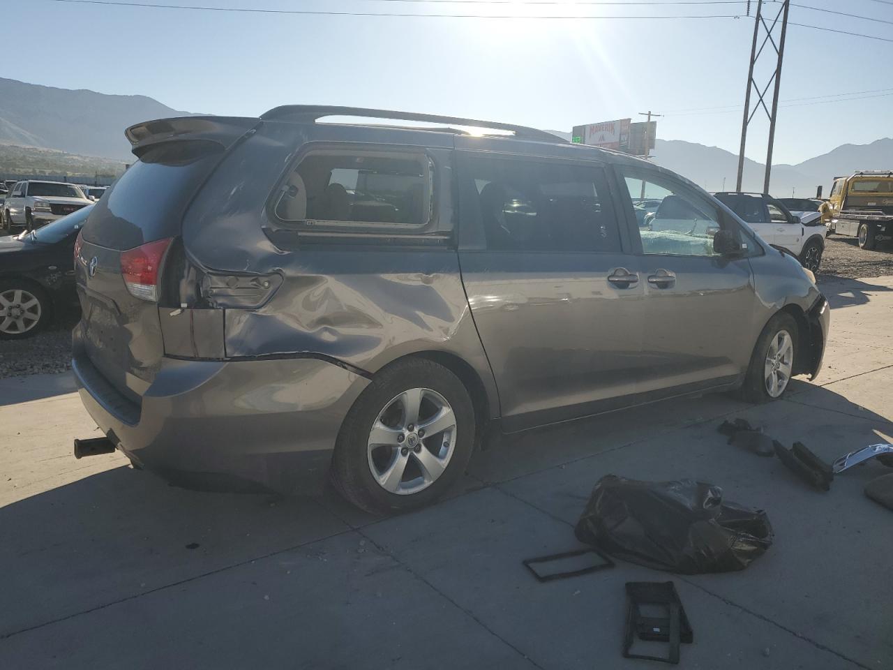 2011 Toyota Sienna - Image 3