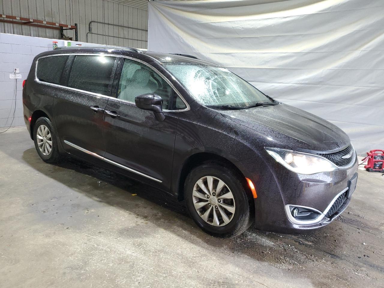 2017 Chrysler Pacifica Touring L - Фото 4