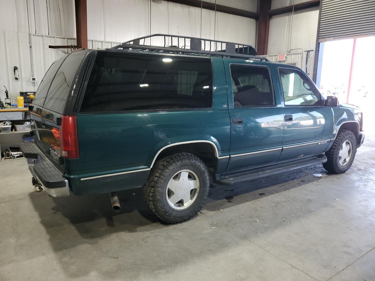 1996 Chevrolet Suburban K1500 - Фото 3
