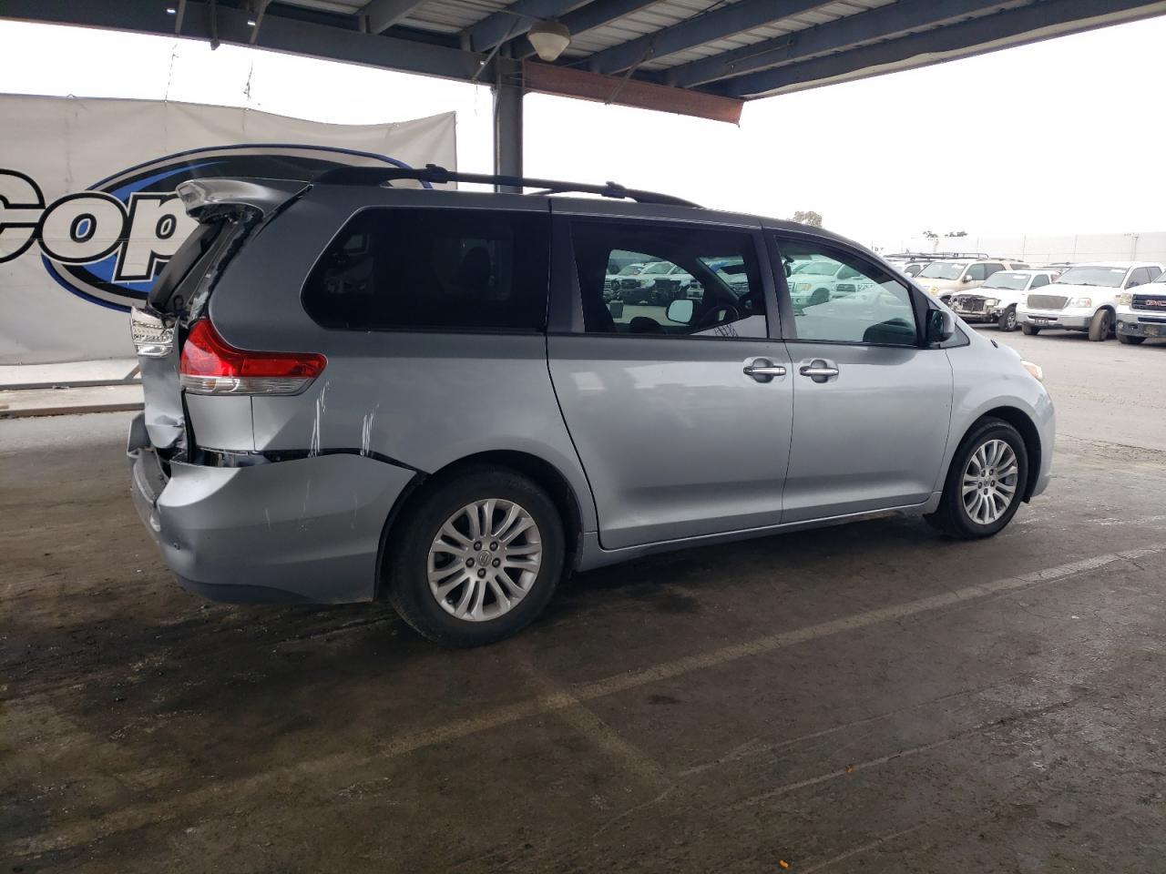 2014 Toyota Sienna Xle - Фото 3
