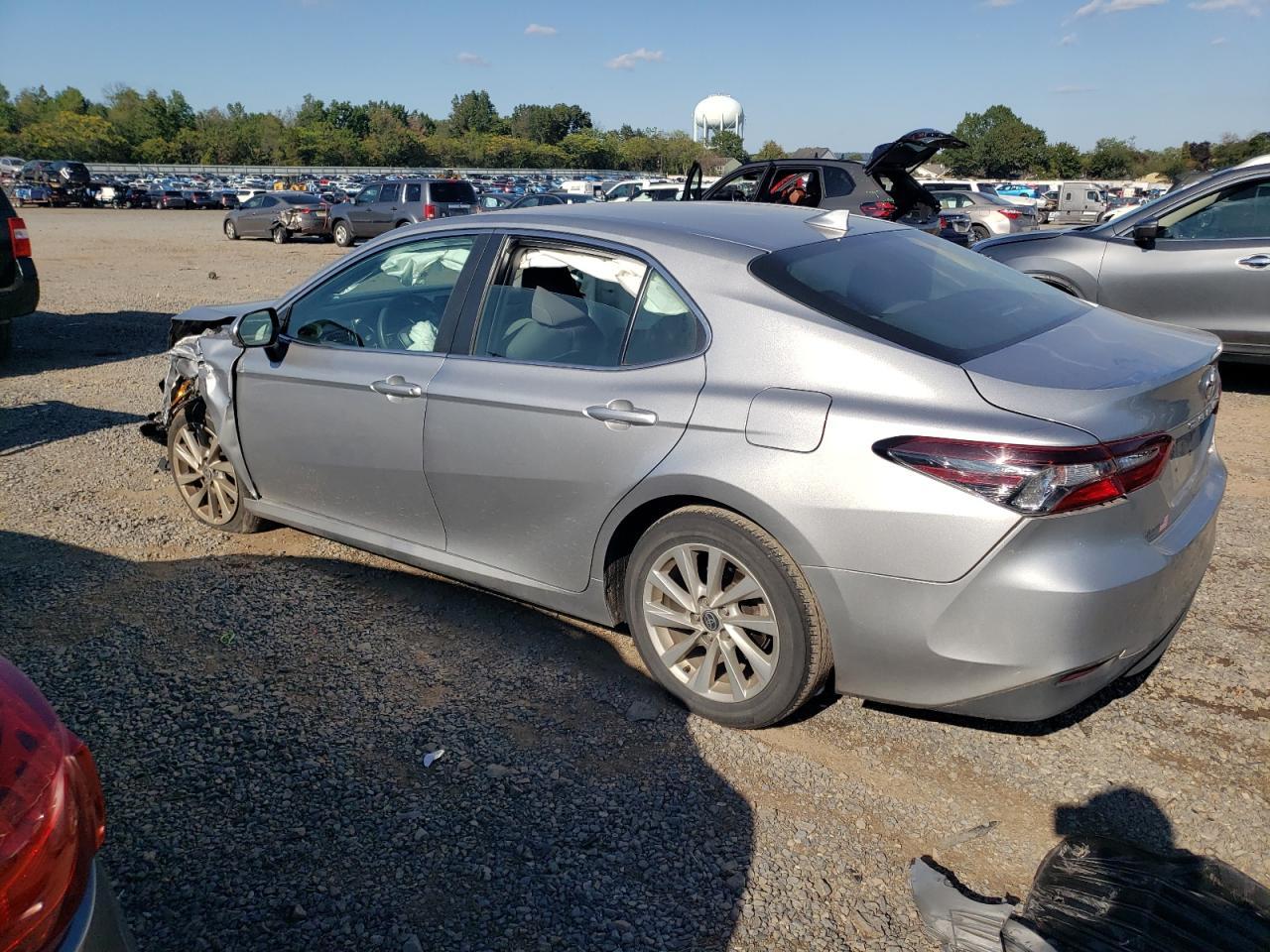2021 Toyota Camry Le - Фото 2