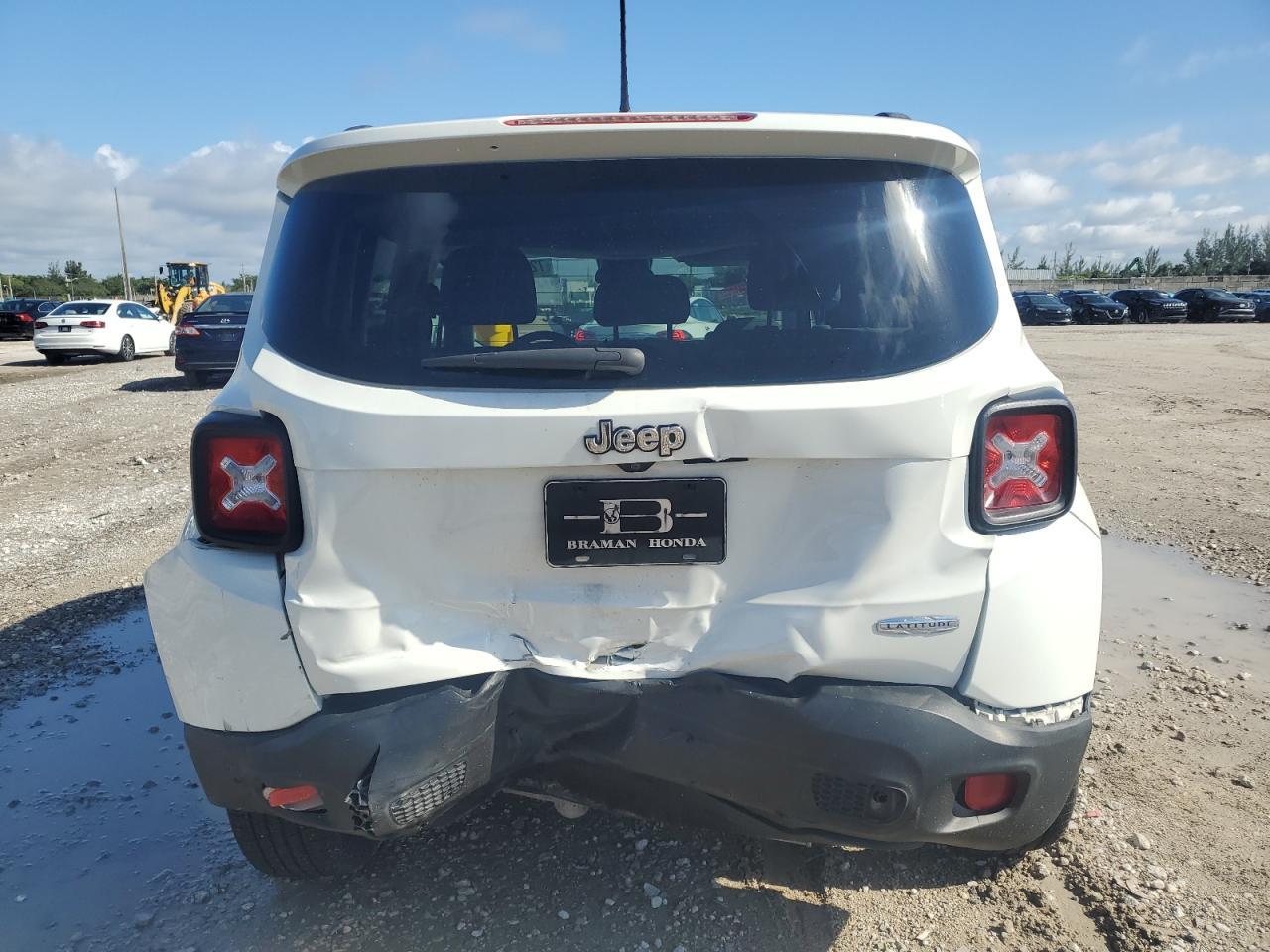 2015 Jeep Renegade Latitude - Image 6