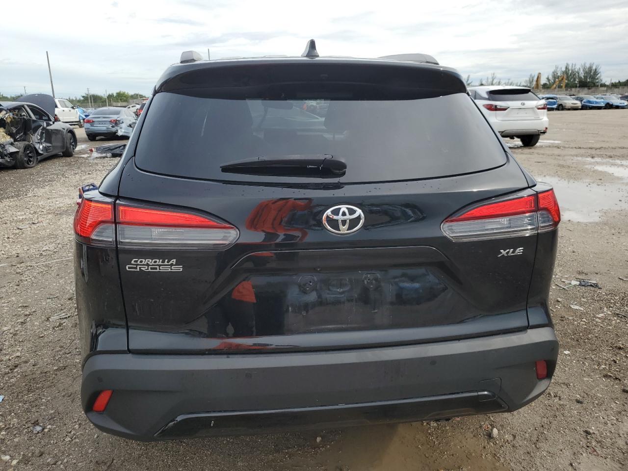 2022 Toyota Corolla Cross Xle - Image 6