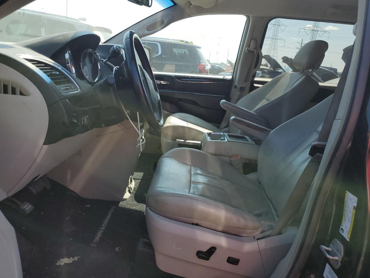 2013 Chrysler Town & Country Touring - Image 7