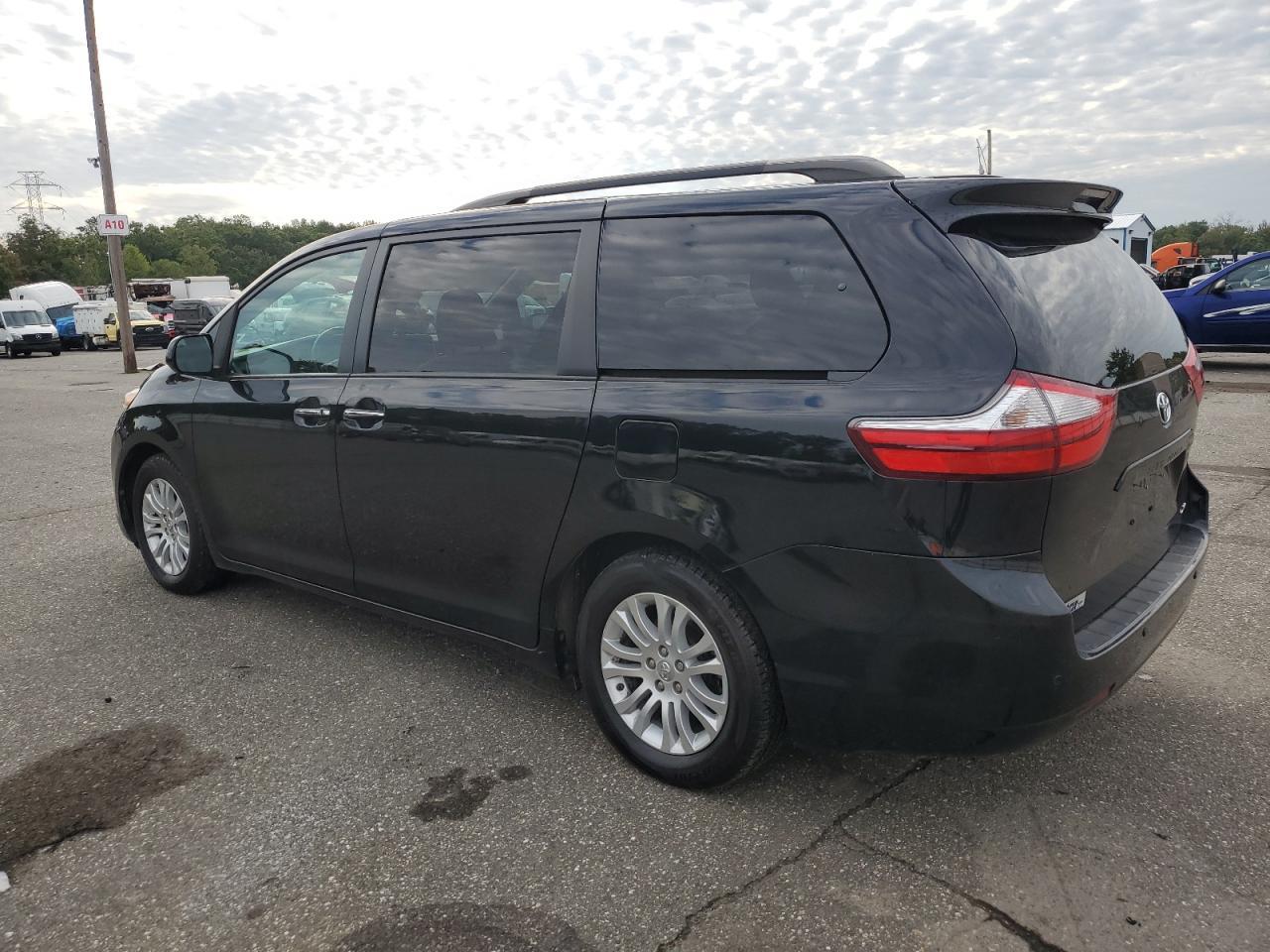2017 Toyota Sienna Xle - Фото 2