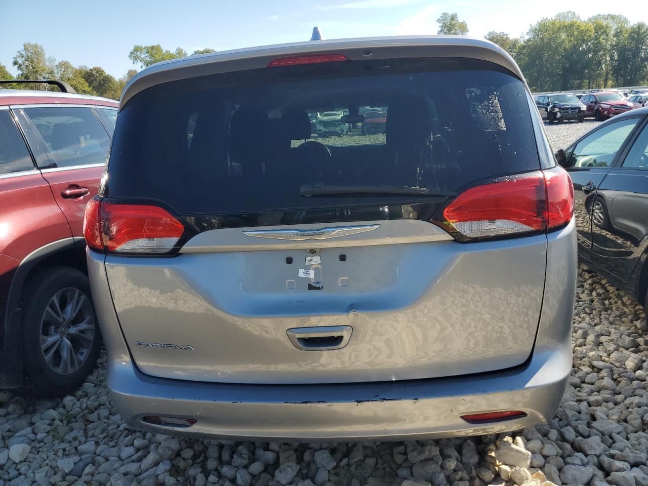 2017 Chrysler Pacifica Touring - Фото 6