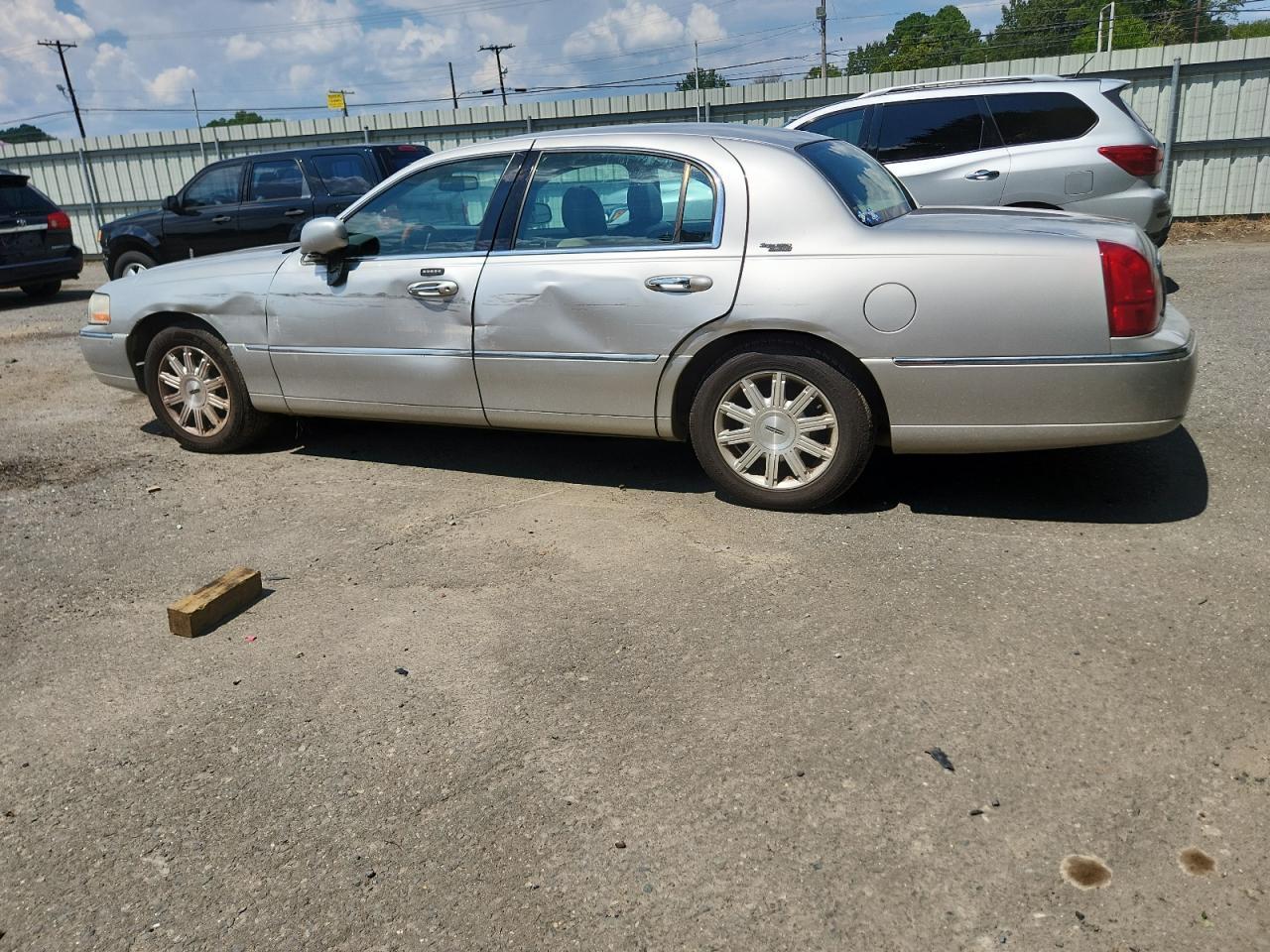 2009 Lincoln Town Car Signature Limited - Фото 2
