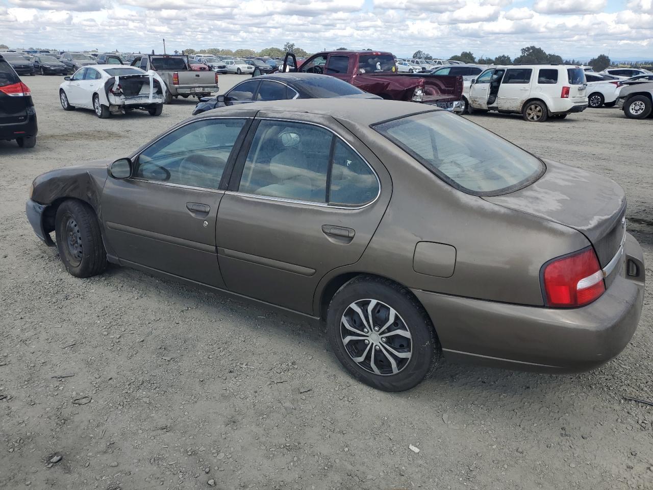 2001 Nissan Altima Xe - Фото 2