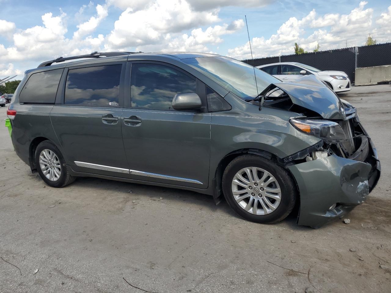 2013 Toyota Sienna Xle - Image 4