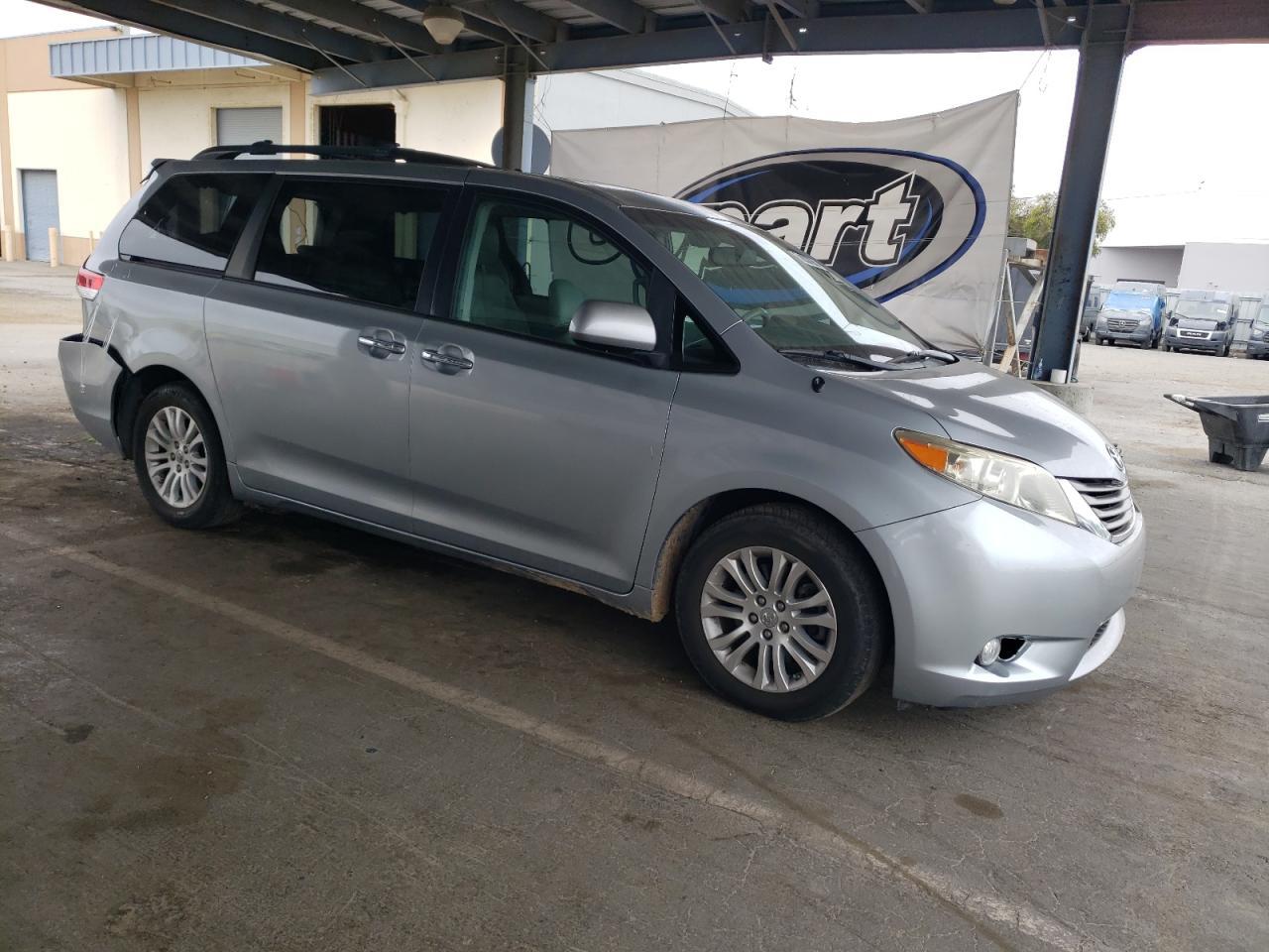 2014 Toyota Sienna Xle - Фото 4