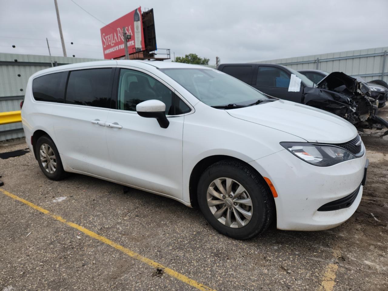2017 Chrysler Pacifica Touring - Image 4