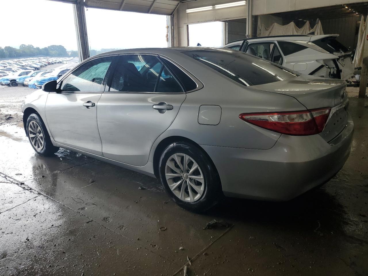 2015 Toyota Camry Le - Фото 2