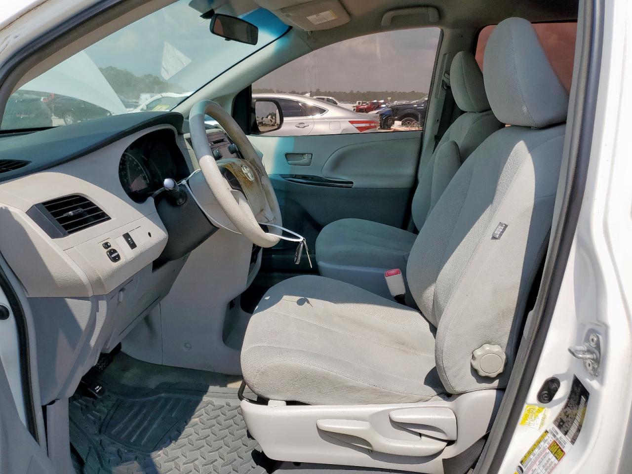 2012 Toyota Sienna - Image 7
