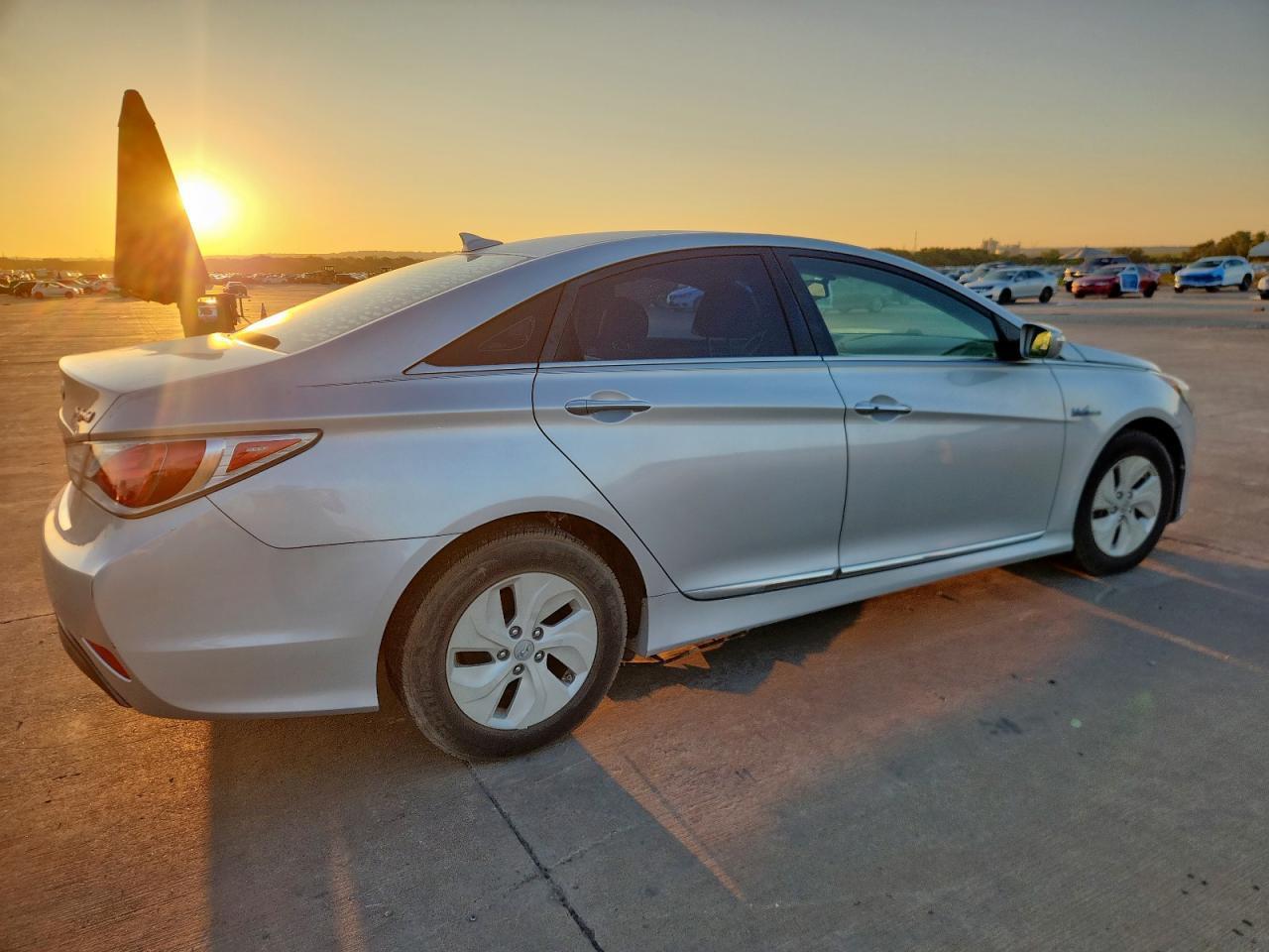 2015 Hyundai Sonata Hybrid - Image 3