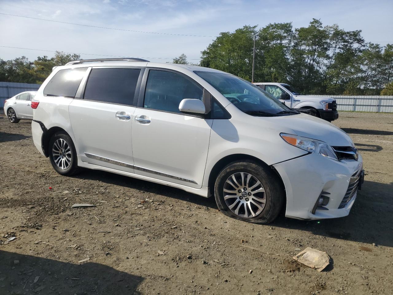 2018 Toyota Sienna Xle - Image 4