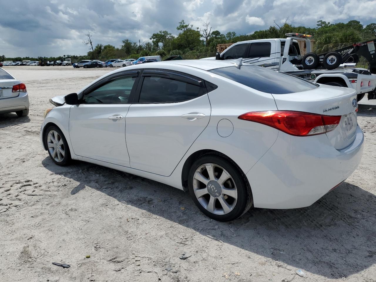 2013 Hyundai Elantra - Image 2