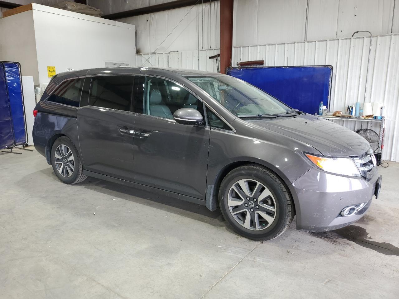 2017 Honda Odyssey Touring - Image 4