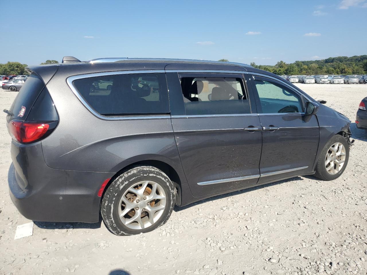2020 Chrysler Pacifica Touring L Plus - Фото 3