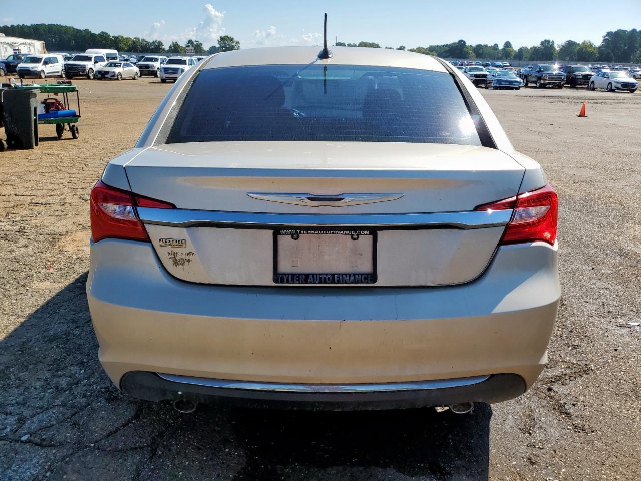 2014 Chrysler 200 Touring - Фото 6