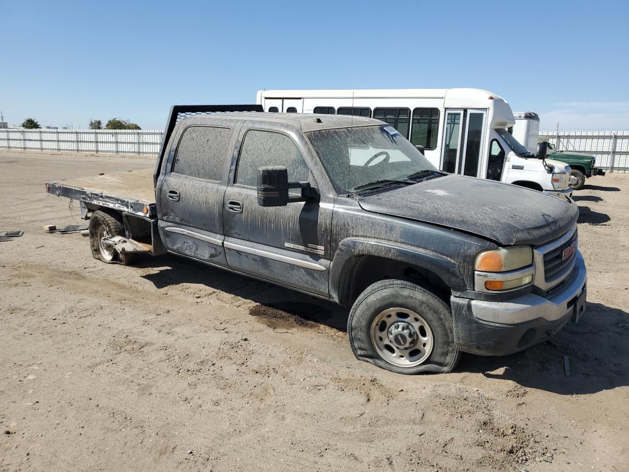 2004 GMC Sierra C2500 Heavy Duty - Image 4