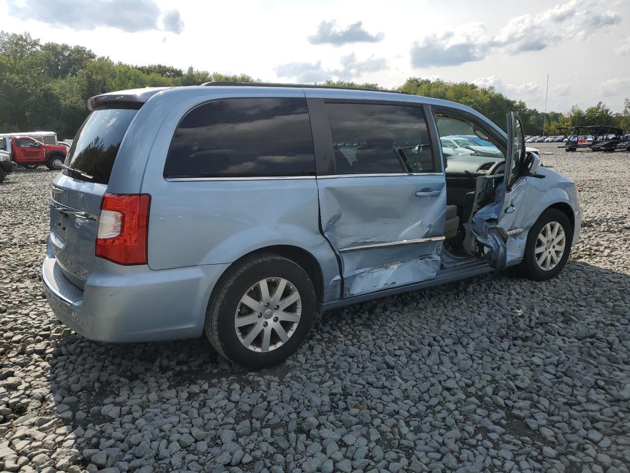 2013 Chrysler Town & Country Touring - Image 3