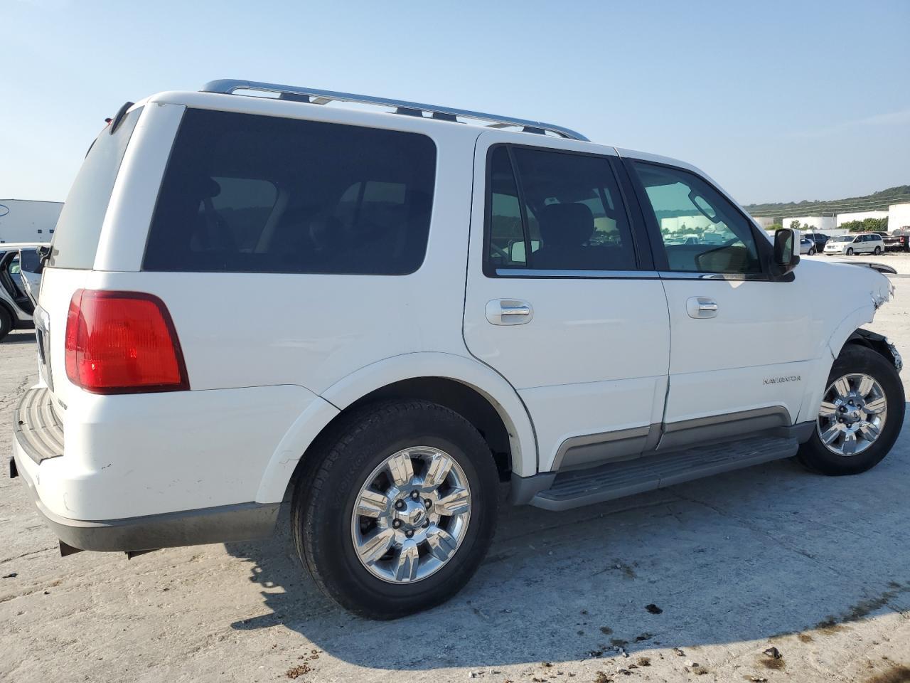 2004 Lincoln Navigator - Image 3
