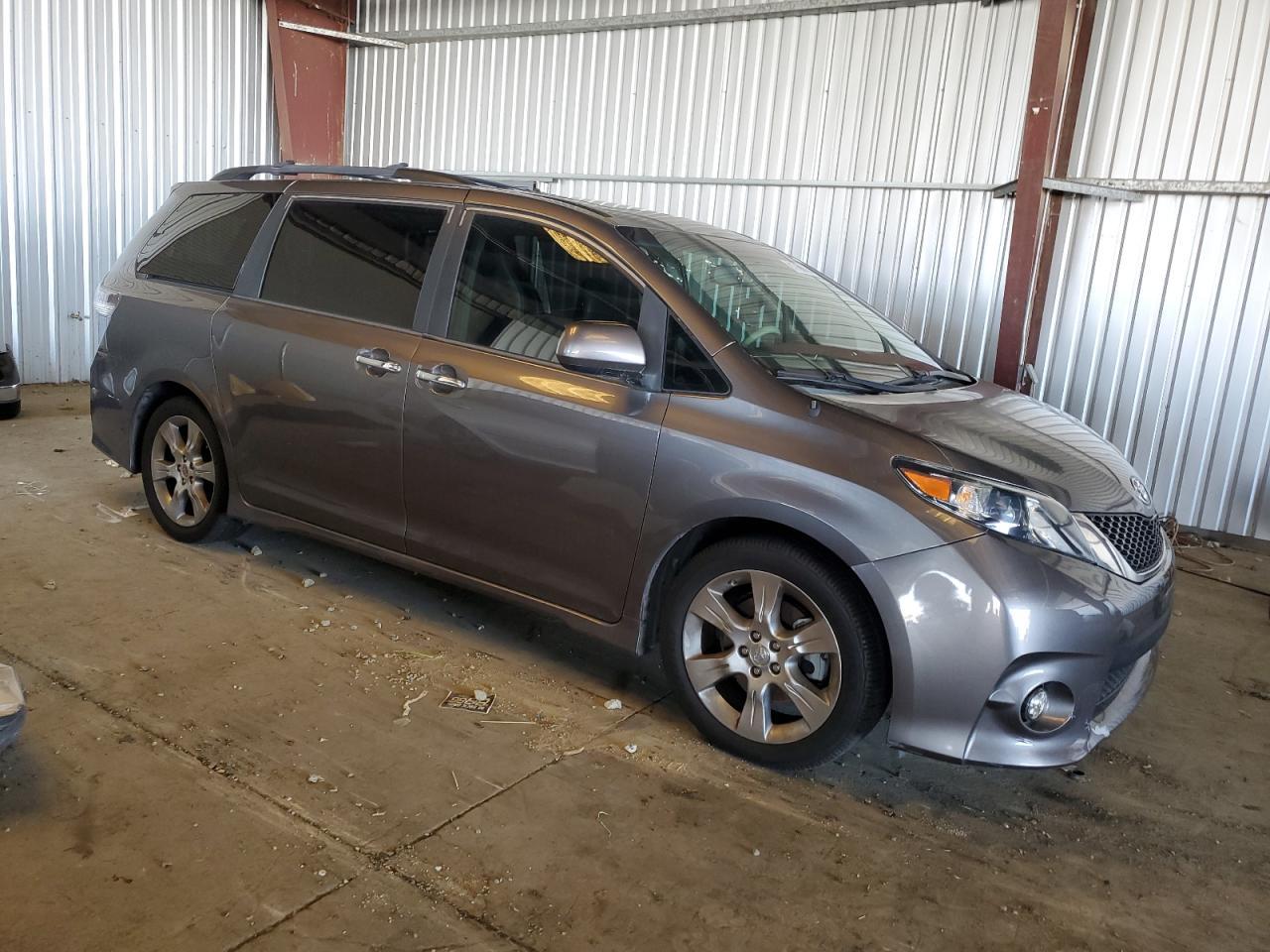 2014 Toyota Sienna Sport - Image 4
