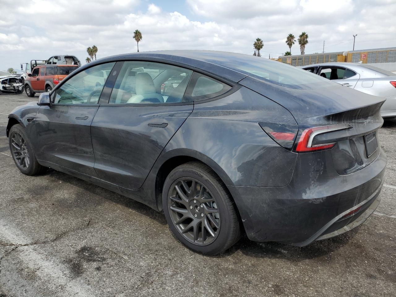2025 Tesla Model 3 - Фото 2