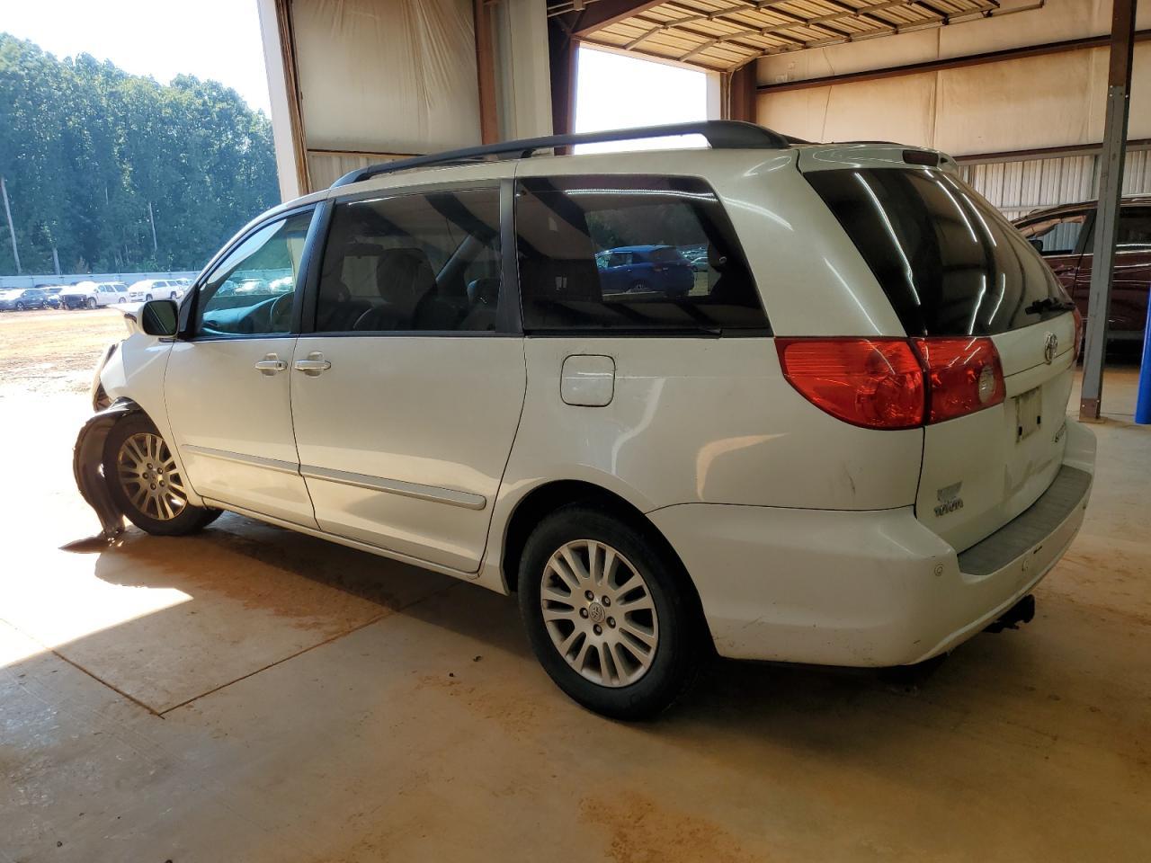 2010 Toyota Sienna Xle - Image 2