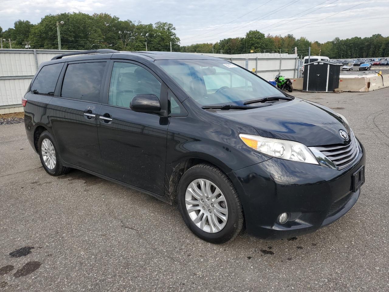 2017 Toyota Sienna Xle - Фото 4