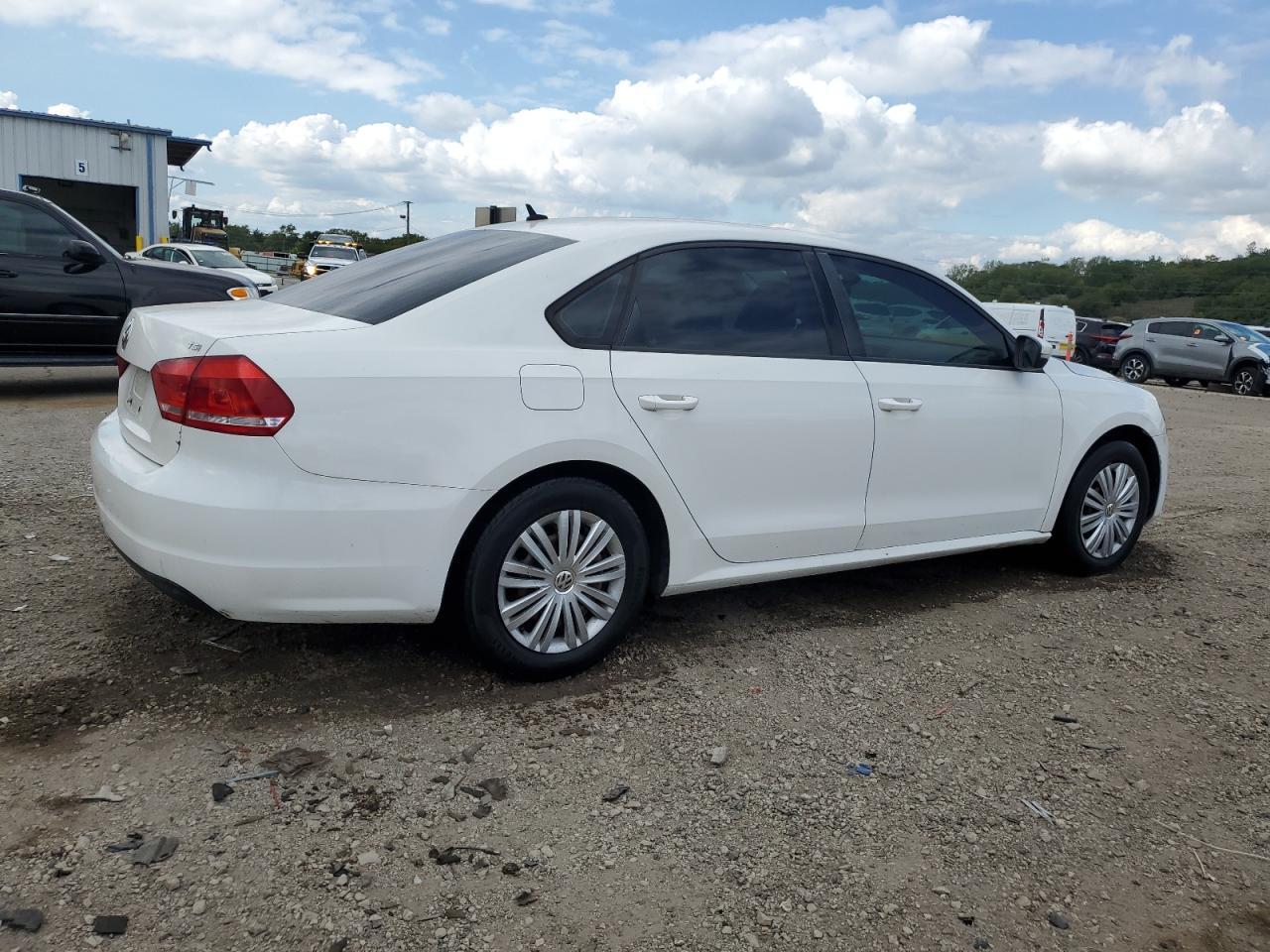 2014 Volkswagen Passat S - Фото 3