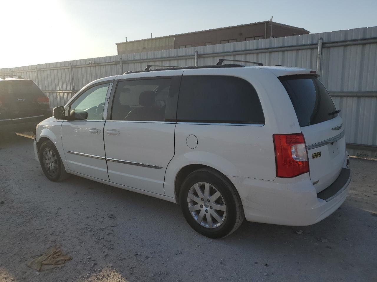 2013 Chrysler Town & Country Touring - Фото 2
