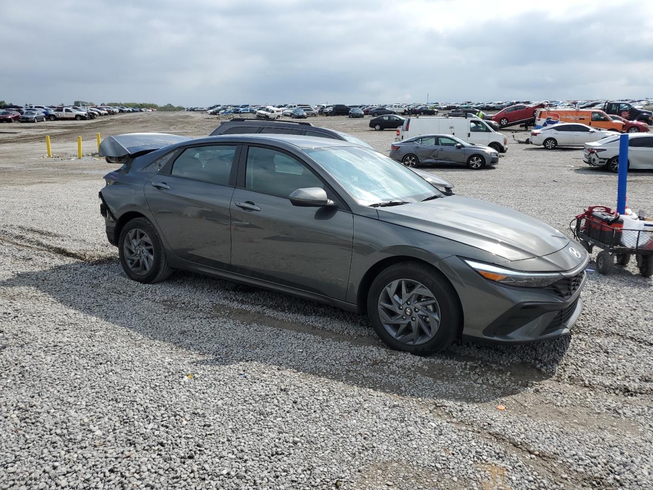 2024 Hyundai Elantra Blue - Image 4