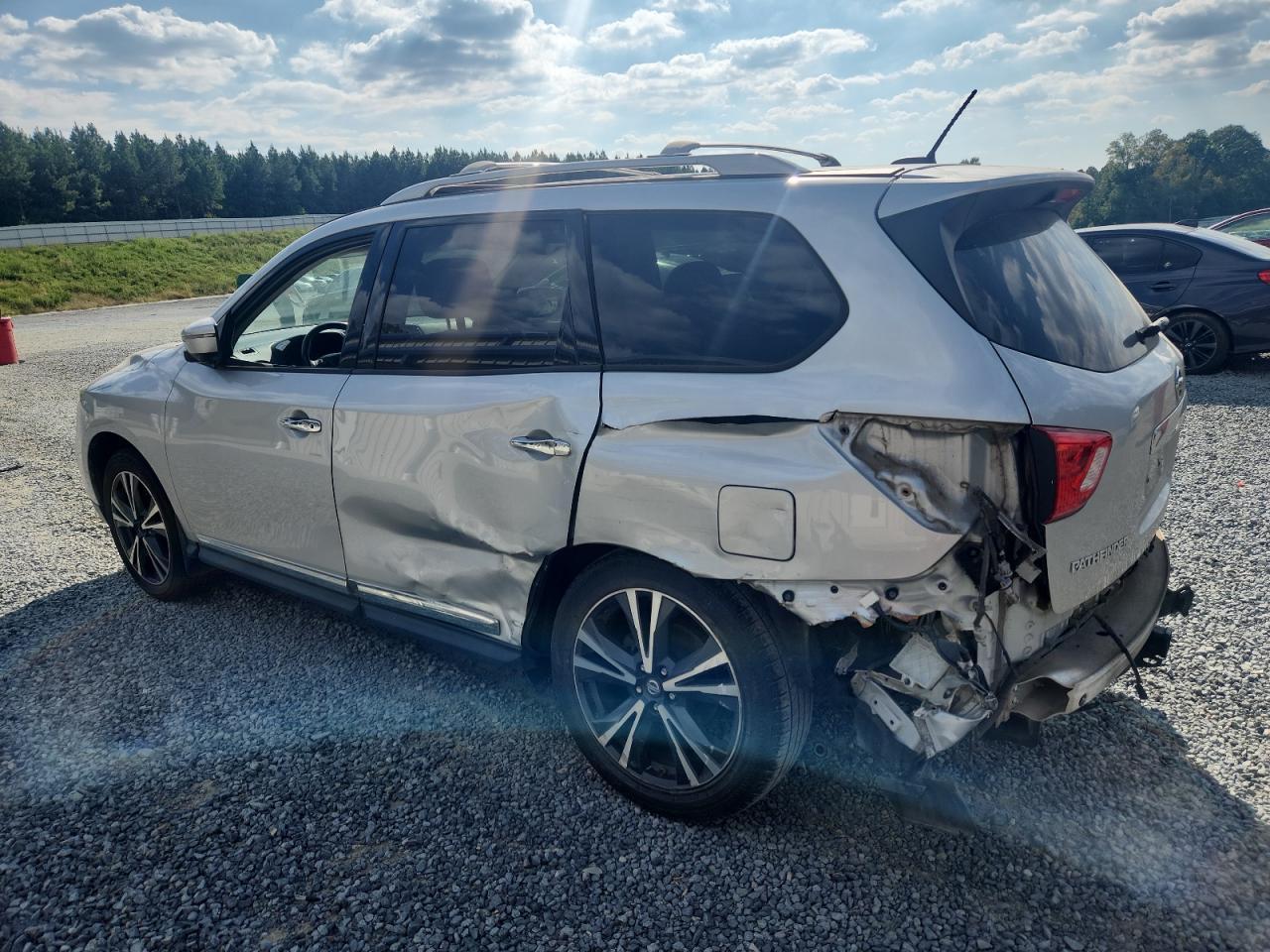 2018 Nissan Pathfinder S - Image 2