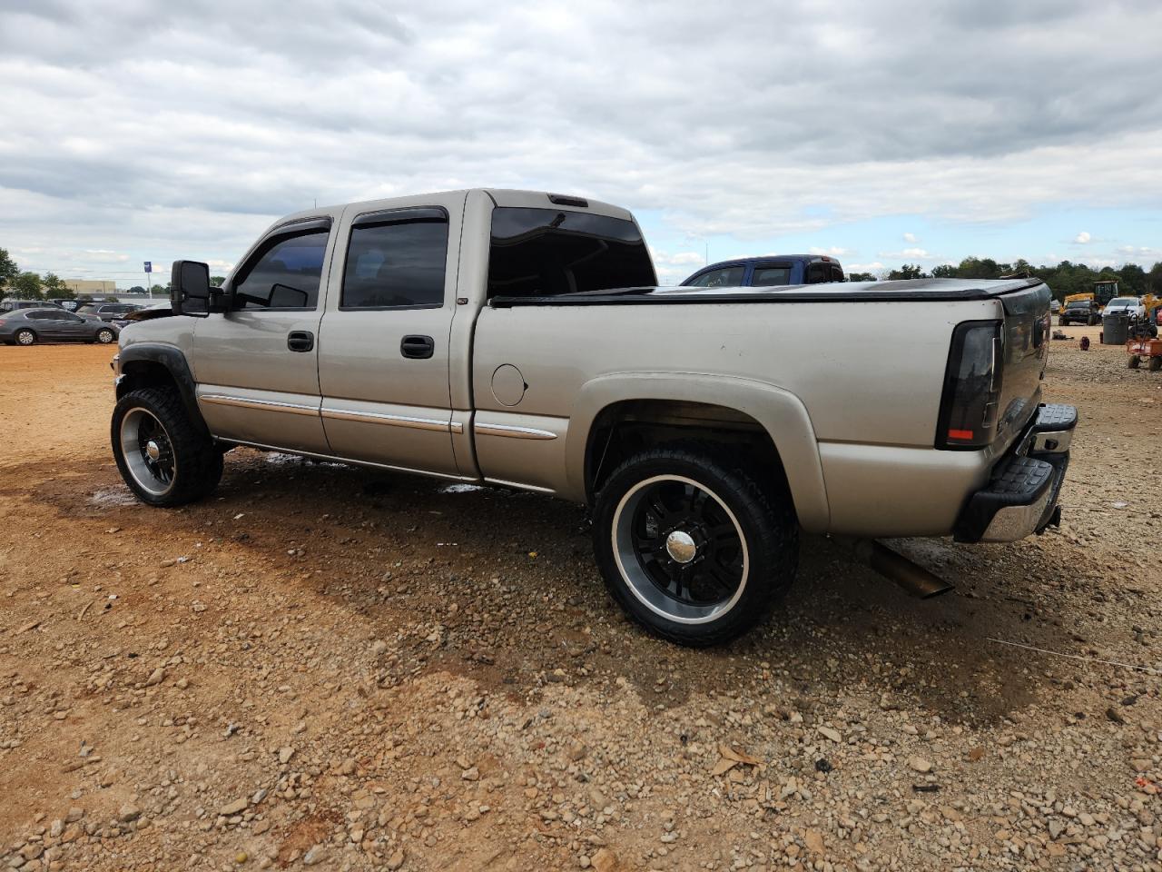 2001 GMC Sierra K1500 Heavy Duty - Image 2