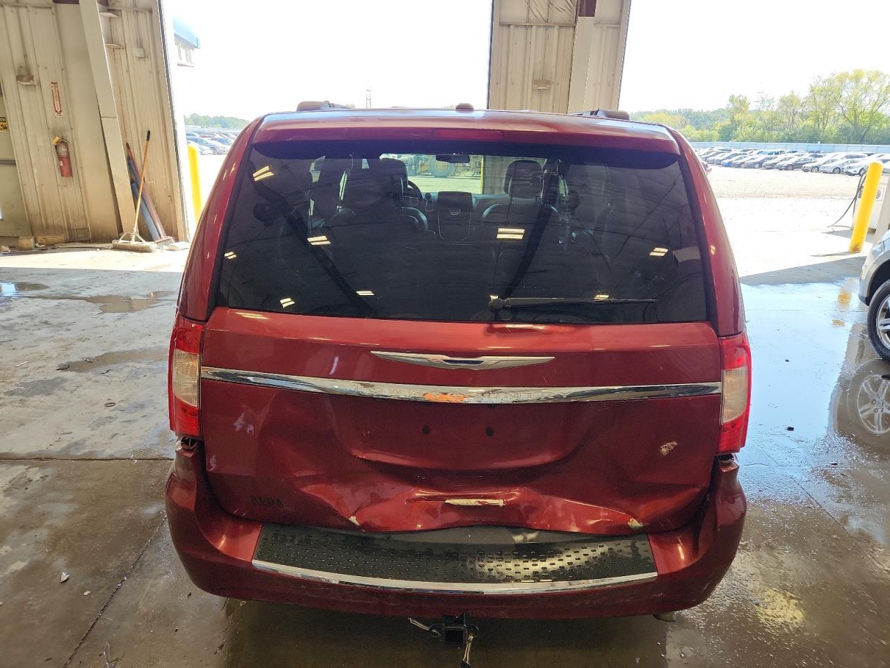 2015 Chrysler Town & Country Touring - Image 6