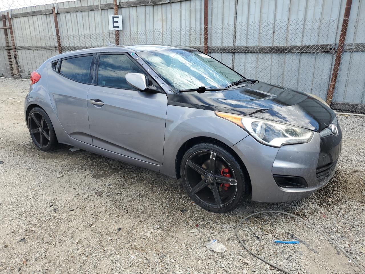 2014 Hyundai Veloster Base - Image 4