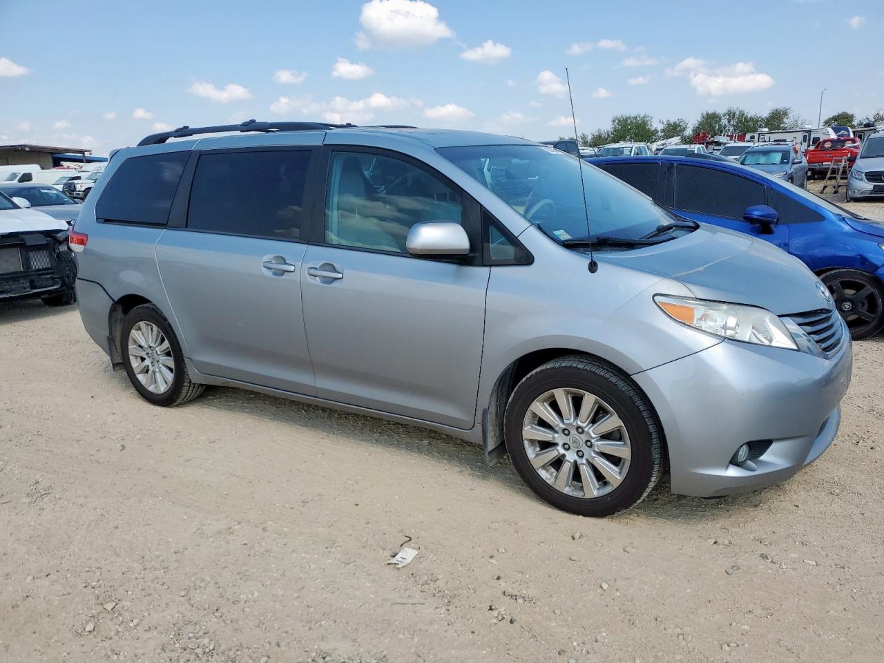 2012 Toyota Sienna Xle - Image 4