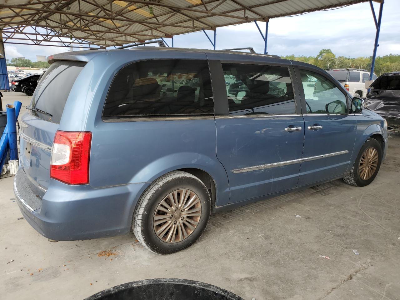 2011 Chrysler Town & Country Limited - Фото 3